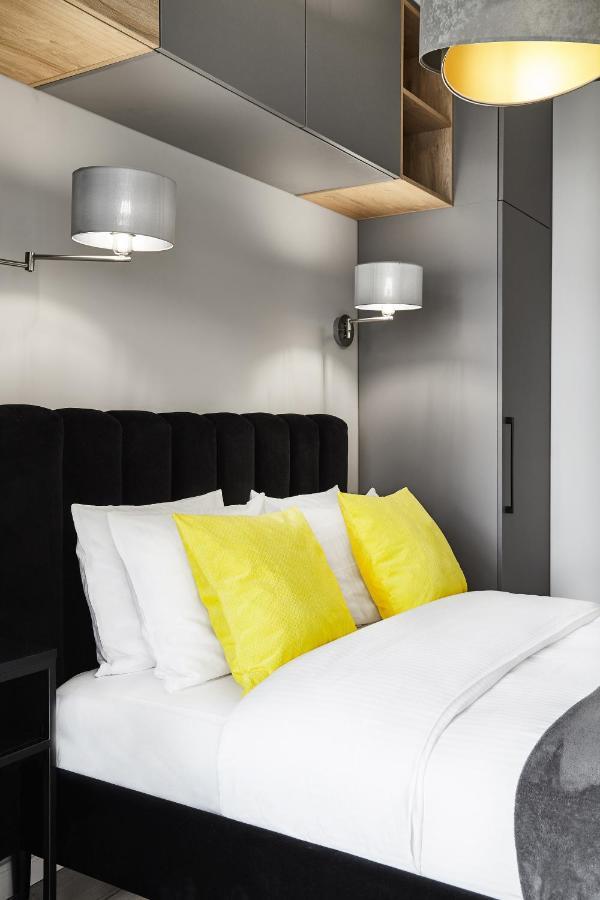 Househost :miodowa 42/4a *